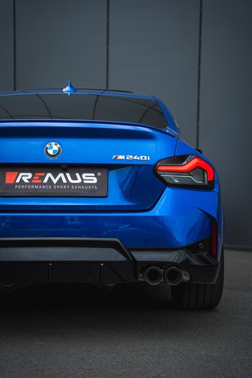 Achterkant van BMW M240i xDrive G42 Coupe met Remus uitlaat tips voor een sportieve look